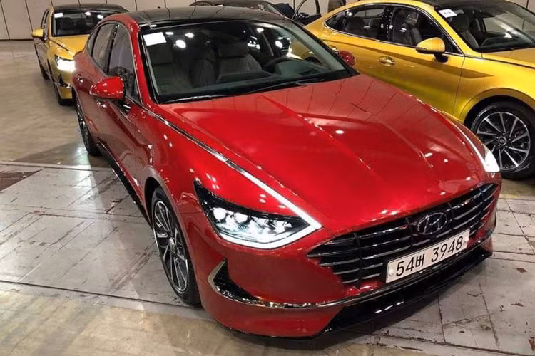 Về kích thước, Hyundai Sonata 2020 sở hữu chiều dài 4.900 mm, rộng 1.890 mm, cao 1.835 mm và chiều dài cơ sở 2.840 mm. So với thế hệ cũ, Hyundai Sonata mới dài hơn 45 mm, rộng hơn 25 mm và thấp hơn 30 mm. Trong khi đó, chiều dài cơ sở của Hyundai Sonata 2020 tăng 35 mm.