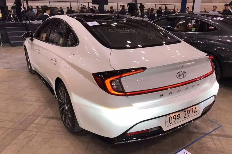 Là mẫu xe thương mại đầu tiên của Hyundai được ứng dụng ngôn ngữ thiết kế mới - Hyundai Sensuous Sportiness (Thể thao gợi cảm), giới thiệu lần đầu trên chiếc xe concept Le Fil Rouge, Sonata 2020 sở hữu diện mạo trẻ trung, hiện đại và vô cùng đẹp mắt nhờ có những đường nét lai coupe.