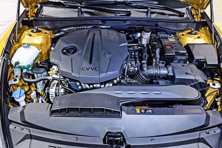 Về truyền động, Hyundai Sonata 2020 có 2 lựa chọn động cơ 2.0 lít tại Hàn Quốc, trong đó, máy G2.0 CVVL dùng hộp số tự động 8 cấp 158 mã lực, 196Nm mô-men xoắn cực đại, loại thứ hai là đơn vị L2.0 dùng hộp số 6 cấp cho 144 mã lực, 191Nm. Cuối năm nay, Sonata mới sẽ được bổ sung thêm bản 1.6L T-GDi và Hybrid.