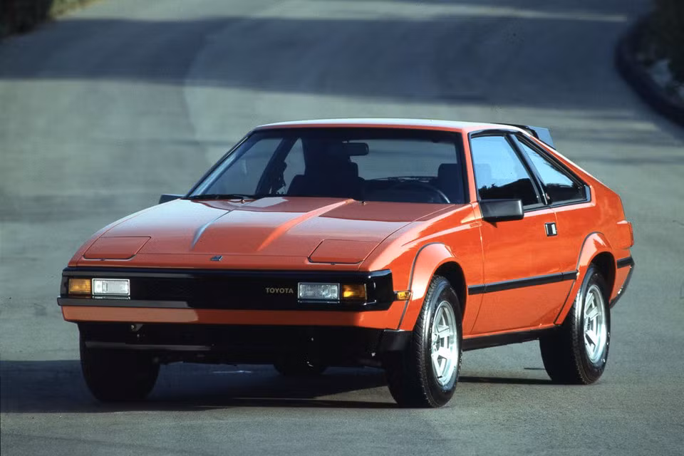 Năm 1982, thế hệ thứ 2 của dòng Celica Supra ra mắt. Sở hữu khối động cơ 6 xi-lanh cùng dung tích 2,8 lít và công suất 145 mã lực, mẫu xe của Toyota được bán ra thị trường với mức giá hơn 14.000 USD.