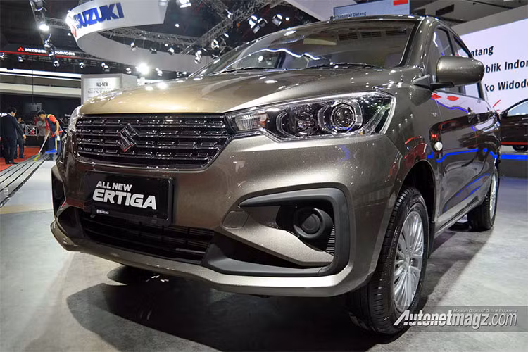 Về ngoại thất, hãng xe hơi Suzuki đã tái thiết kế lại hoàn toàn cho Ertiga phiên bản 2018, phần đầu xe hiện đại hơn thế hệ cũ với lưới tản nhiệt cỡ lớn mạ chrome được nối liền với cụm đèn pha bi-xenon (thay thế cho đèn halogen cũ). Cản trước được thiết kế sắc sảo hơn.