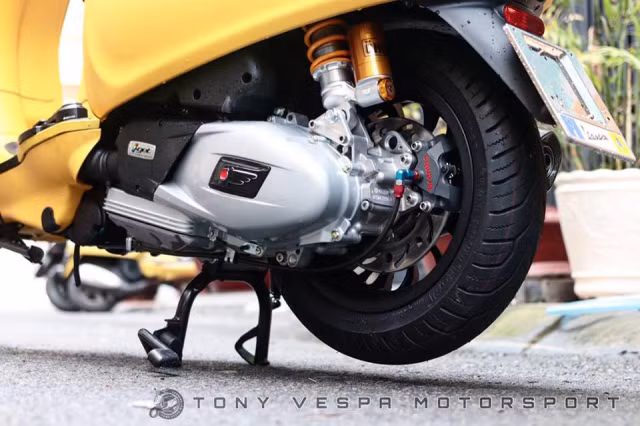 Phuộc Ohlins bình dầu rời phía sau có chiều cao 382mm nổi bật dành riêng cho các đời Vespa sử dụng động cơ iget- chân bình dầu được trang bị núm chỉnh CNC cho phép chủ xe kiểm soát hành trình đàn hồi của phuộc theo ý muốn của người dùng khi tải nặng hoặc khi dạo phố một mình. Xe đã được độ lên phanh đĩa sau với heo dầu Brembo Billet 2 pis đối xứng.