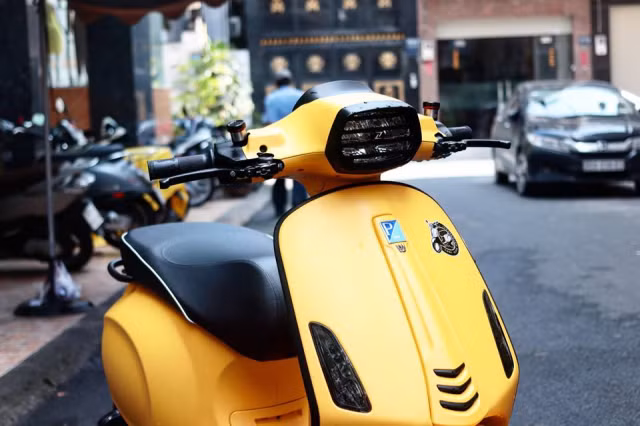 Vốn được coi là một mẫu xe ga "dạo phố" nhưng Vespa Sprint cũng có lượng "đồ chơi" khá lớn, được các hãng có tên tuổi phát triển dành riêng cho dòng xe này. Để khiến chiếc Vespa Sprint của mình đẳng cấp và thể thao hơn mà không mất đi kiểu dáng tinh tế nguyên bản, một biker Sài Gòn đã cất công trang bị cho chiếc xe hàng loạt phụ tùng độ nhập ngoại.