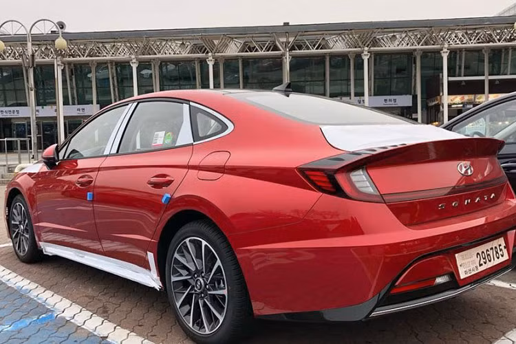 Những chiếc Hyundai Sonata 2020 hoàn toàn mới bị bắt gặp lăn bánh tại Hàn Quốc được sơn các màu ngoại thất khác nhau, bao gồm đỏ, vàng và xám. Nhờ đó, chúng ta có thể thấy rõ hơn thiết kế ngoại thất mang tính cách mạng của mẫu sedan cỡ D này.