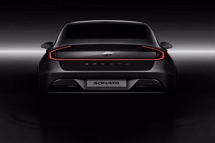 Đặc biệt, Sonata 2020 được trang bị nút bấm chuyển số Shift by Wire tương tự Hyundai Palisade 2020 để thay cho cần số truyền thống, từ đó giải phóng không gian, tăng chỗ chứa đồ đồng thời đảm bảo thiết kế gọn gàng trong nội thất. Hiện hãng xe ôtô Hyundai chưa công bố thông tin về động cơ của Sonata 2020. 