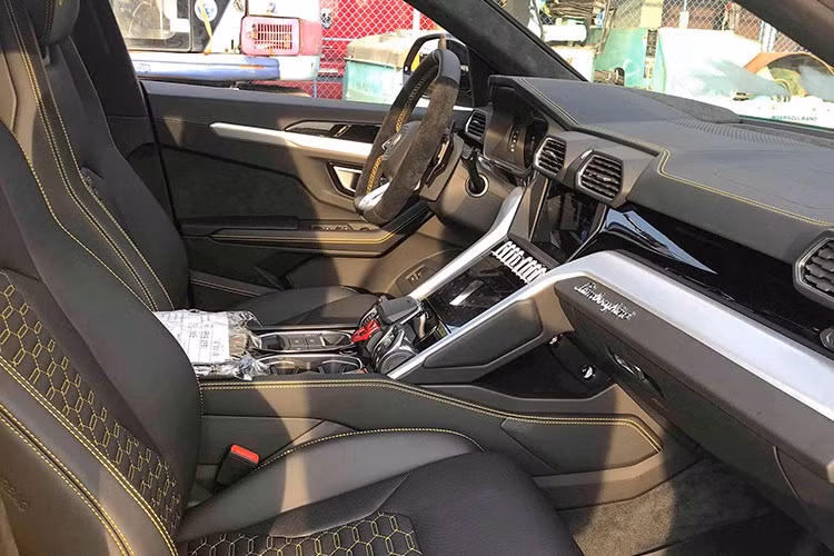  Siêu SUV Lamborghini Urus khi về định cư ở Long An là chiếc thứ 3 tại thị trường Việt Nam nhưng lại là chiếc đầu tiên nhập khẩu theo diện không chính hãng. Xe mang ngoại thất màu vàng với các chi tiết sơn đen đối lập. Giá xe Lamborghini Urus dao động trong khoảng 18,6 đến 23 tỷ đồng.