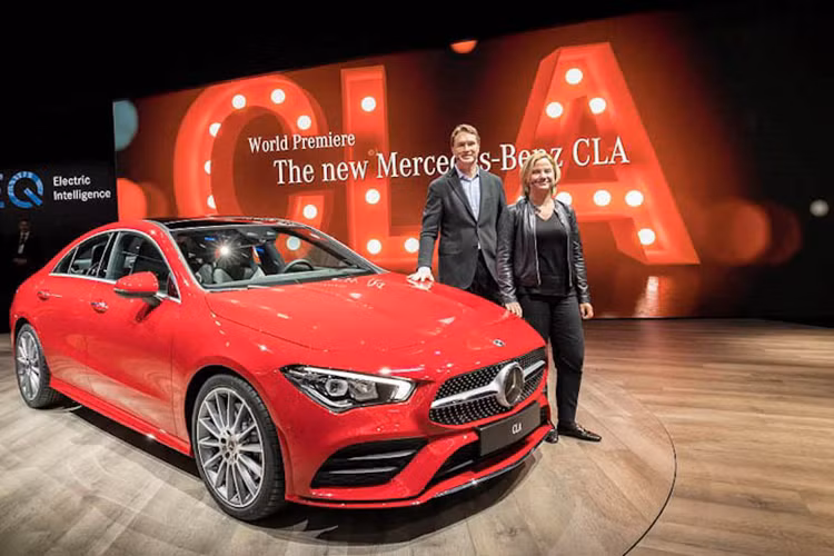 Mercedes-Benz CLA sở hữu động cơ 4 xi-lanh, dung tích 2.0L bứt tốc 100 m trong 6 giây, hộp số tự động 7 số thiết kế ly hợp kép có nguồn gốc từ xe đua giúp chuyển số nhanh gọn. Xe khá thoải mái cho 5 người ngồi, ghế bọc MB-Tex cho cảm giác ấm áp ngay cả trong thời tiết lạnh.