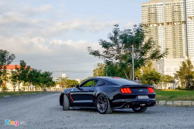  Ford Mustang GT được trang bị động cơ V8, 5.0 lít, công suất cực đại 435 mã lực tại 6.000 vòng/phút và 542 Nm mô-men xoắn tại 4.250 vòng/phút.