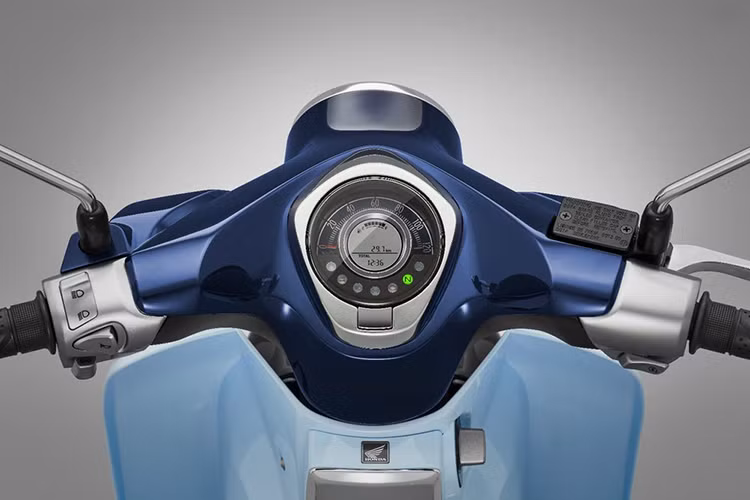 Có hình dáng đồng hồ tương tự, tuy nhiên chiếc Super Cub C125 mới lại sử dụng một màn hình hiển thị hình tròn bên cạnh đồng hồ báo tốc chạy cơ, cung cấp đầy đủ các thông số vận hành của chiếc xe. Các nút bấm điều khiển trên xe không thay đổi, chỉ được mạ nhũ ấn tượng hơn.