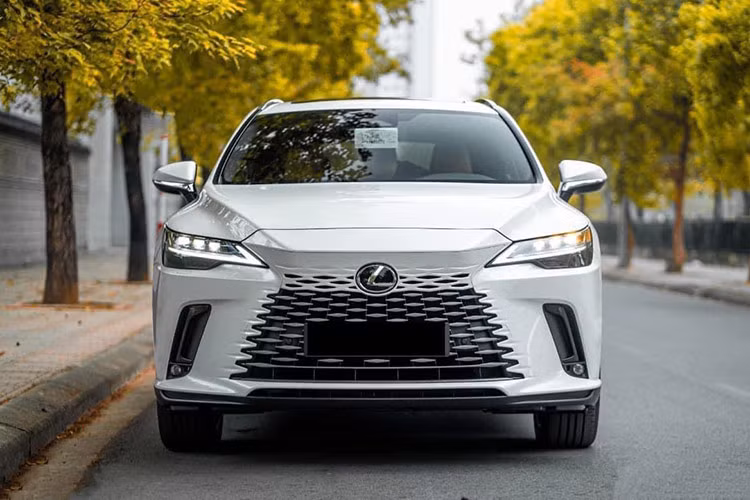 Với mức giá "sang tay" hơn 3,5 tỷ đồng, chiếc Lexus RX 350 mất giá không đáng kể so với khi mới mua. Đây là một đáng cân nhắc cho những ai muốn sở hữu một mẫu SUV hạng sang nhưng không muốn mua xe mới.