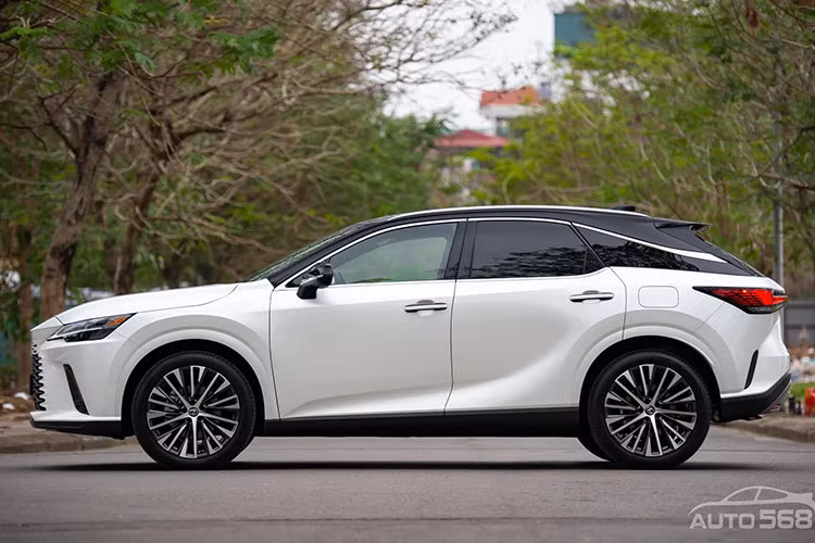 Ở thời điểm mua mới, giá xe Lexus RX 350 Primium 2023 niêm yết chính hãng là 3,43 tỷ đồng. Để trở thành chủ nhân hợp pháp và lăn bánh được chiếc SUV hạng sang này, người dùng sẽ phải phải chi dao động từ 3,7 - 3,8 tỷ đồng (tùy thuộc vào tỉnh, thành đăng ký xe).