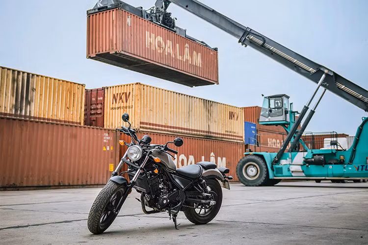Trên thế giới và ngay cả tại Việt Nam, mẫu môtô Honda Rebel là một dòng xe phân khối lớn đã quá quen thuộc với nhiều người. Xe được ra mắt từ năm 1985 với các phiên bản 125 và 250cc, Rebel đã đạt được thành công nhờ thiết kế đậm phong cách Mỹ, kích thước nhỏ gọn và mức tiêu thụ nhiên liệu thấp, hướng tới những tay lái trẻ.