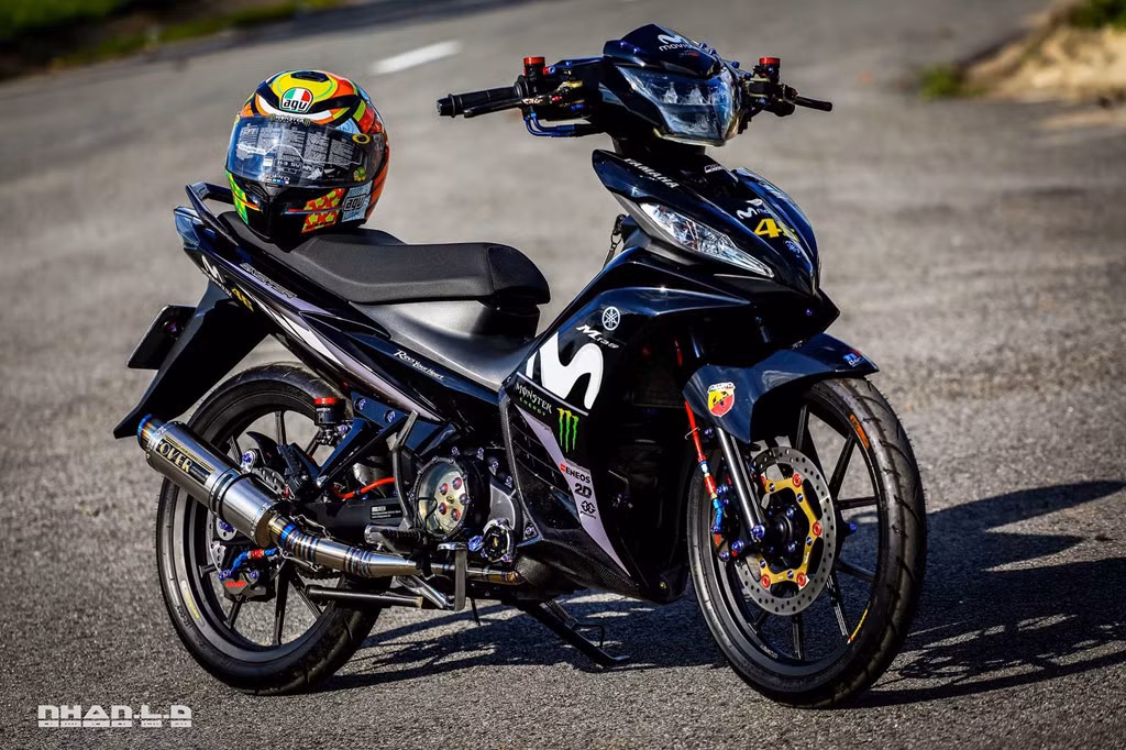 Mẫu xe máy Yamaha Exciter 135 từng xuất hiện khá phổ biến tại Việt Nam so với những mẫu xe côn tay khác cùng thời. Ra đời năm 2011 và được thay thế bằng Exciter 150 vào cuối năm 2014. Tồn tại trong hơn 3 năm, Exciter 135 đã để lại không ít dấu ấn nhờ kiểu dáng thể thao, giảm xóc đơn monocross và có thắng đĩa ở cả 2 bánh. 