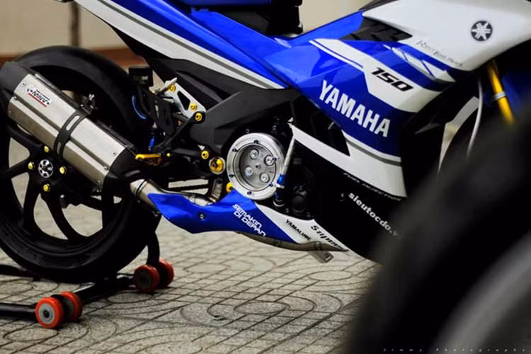 Xe được lắp ống pô MIVV cổ titan tự chế, trong khi bản độ gốc sử dụng pô xe đua MotoGP.