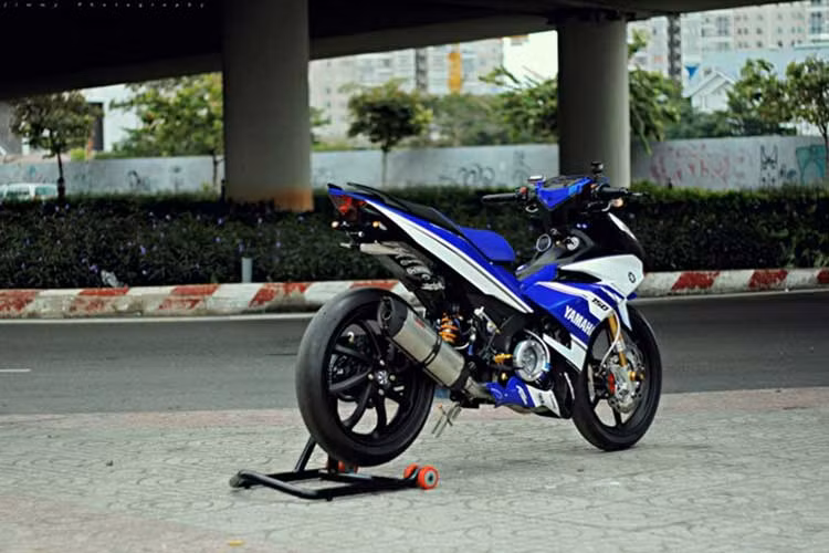 Chiếc Exciter 150 này khá giống với bản độ tiền tỷ của Yamaha, ngoại trừ một số chi tiết được hãng đặt hàng riêng như yên solo hay bình xăng đặt ở vị trí chỗ ngồi sau.