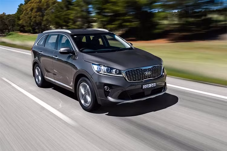 Bên cạnh phiên bản tiêu chuẩn, Kia Sorento 2018 sẽ có thêm 1 phiên bản thể thao GT Line. Biến thể này sở hữu một số điểm mới như đèn sương mù LED bốn bóng, các cùm phanh màu đỏ nổi bật và biểu tượng GT Line với cụm ống xả kép mạ chrome bắt mắt.