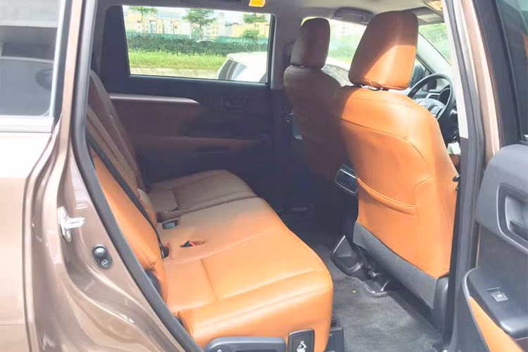 Highlander là mẫu crossover SUV Toyota lý tưởng cho gia đình sở hữu đến 8 ghế ngồi (2/3/3) khá rộng rãi và thoải mái. Trên phiên bản LE, tất cả các ghế ngồi đều chỉnh tay. Trang bị toàn bao gồm hệ thống Safety Sense™ P theo tiêu chuẩn: tránh va chạm sớm, phát hiện người đi bộ, kiểm soát hành trình thích ứng, cảnh báo chuyển làn đường hỗ trợ đánh lái và đèn pha tự động, 8 túi khí và camera lùi.