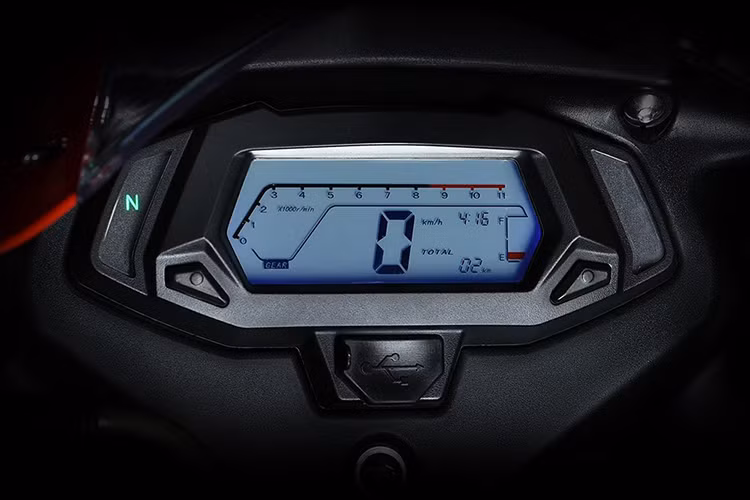 Phần đầu xe ngoài việc trang bị hệ thống đèn Led "nhái" phong cách Ducati Panigale, nó còn đi kèm kính núp gió. Cụm đồng hồ chỉ có duy nhất màn hình LCD cỡ nhỏ báo vòng tua máy và tốc độ, kèm theo đó là đèn báo đơn giản. Các nút bấm ở hai bên tay lái được thiết kế không khác gì mẫu xe Honda MSX đang bán tại Việt Nam.