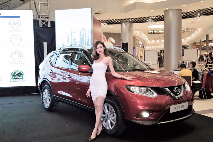 Trái ngược với “người anh em” Nissan Teana vừa được giảm giá hơn 100 triệu đồng, mẫu xe ôtô Nissan X-Trail chính thức được áp dụng mức giá bán mới, dao động từ 878 triệu đồng đến 1,103 tỷ đồng. Như vậy, so với giá bán trước đó, X-Trail có giá bán tăng từ 25-27 triệu đồng.