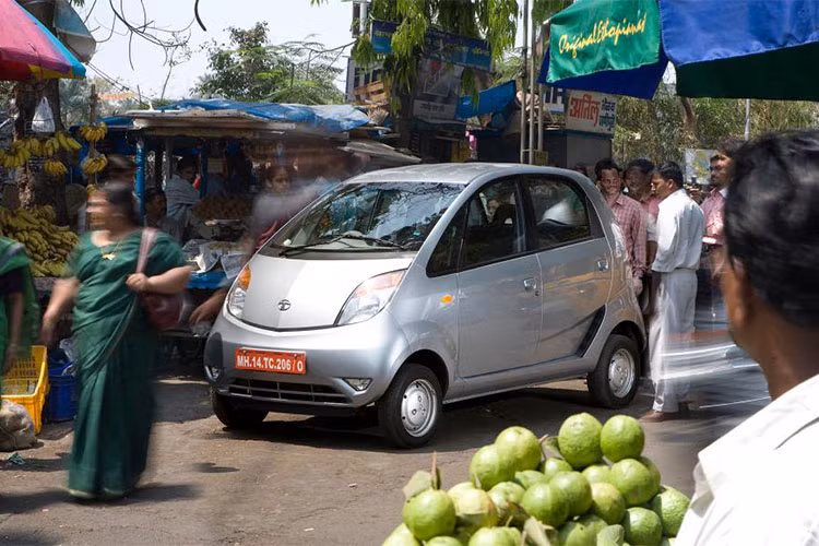 Vào thời điểm ra mắt thị trường Ấn Độ vào năm 2008, Tata Motors chốt giá Nano ở mức 100.000 rupee, tương đương chỉ 1.500 USD (khoảng 34 triệu đồng). Từ đó tới nay giá của mẫu xe này tăng dần lên và chạm đỉnh 3.435 USD (tương đương khoảng 79 triệu đồng).