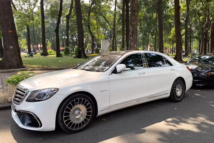 Mercedes-Benz S450L sở hữu khối động cơ xăng V6, dung tích 3.0 lít, sản sinh công suất tối đa 270 mã lực tại dải tua máy 5.500 - 6.000 vòng/phút cùng mô-men xoắn cực đại 500 Nm tại dải tua máy 1.800 - 4.500 vòng/phút. Động cơ này kết hợp với hộp số tự động 9 cấp 9G-Tronic và hệ dẫn động cầu sau.
