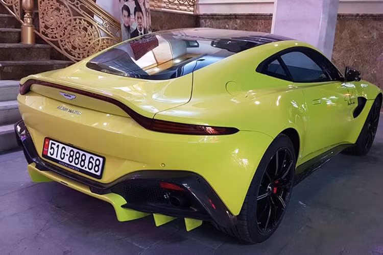 Siêu xe Aston Martin V8 Vantage 2018 của doanh nhân quận 12 là chiếc đầu tiên về Việt Nam theo diện nhập khẩu chính hãng. Xe sở hữu ngoại thất sơn màu vàng Lime Essence khá đặc trưng của dòng V8 Vantage 2018. Giá xe Aston Martin V8 Vantage 2018 chính hãng tại Việt Nam được chào bán 14,988 tỷ đồng.