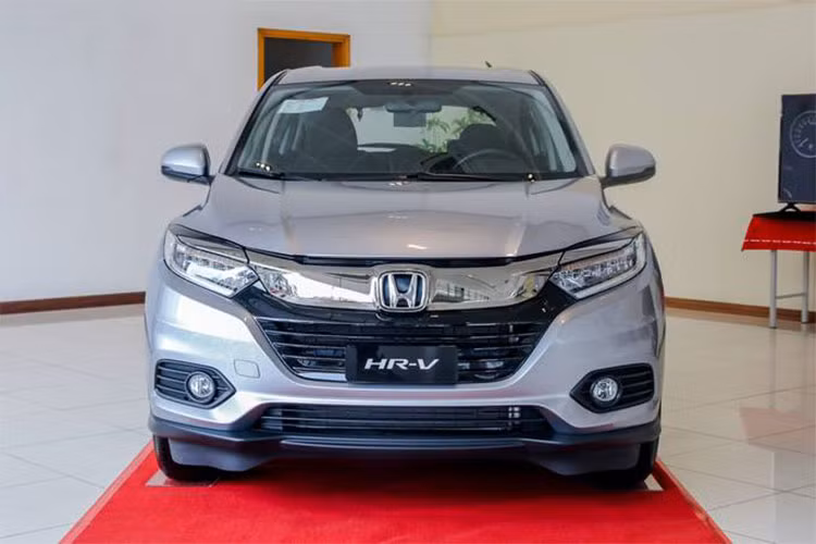 Ở phần đầu xe, hãng Honda khá ưu ái cho cho cả 2 phiên bản HR-V khi trang bị đèn chiếu sáng LED tiêu chuẩn, có liếc theo góc đánh lái, kết hợp đèn ban ngày LED và đèn hậu LED. Phiên bản L có đèn tự động sáng theo môi trường và đèn sương mù LED. Bản G dùng đèn sương mù halogen.