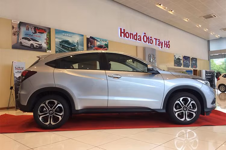 Về thiết kế tổng thể, Honda HR-V 2018 mới sở hữu thiết kế năng động, trẻ trung, với những đường nét góc cạnh đầy tinh tế. Kích thước của xe bao gồm chiều dài x rộng x cao lần lượt là 4.334 x 1.772 x 1.605 mm, chiều dài cơ sở 2.610 mm. Khoảng sáng gầm xe 150 mm.