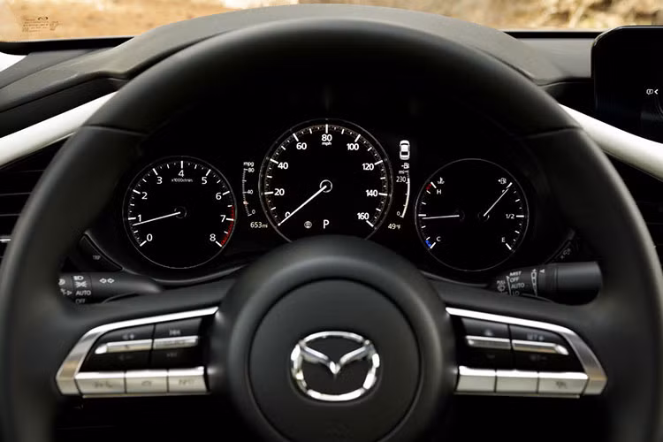 Xe mới còn mang tới một trải nghiệm lái tuyệt vời, và ở một số thị trường, Mazda3 hoàn toàn mới có được chào bán với động cơ Skyactiv-G và Skyactiv-D, cũng như bản động cơ có tính cách mạng Skyactiv-X.