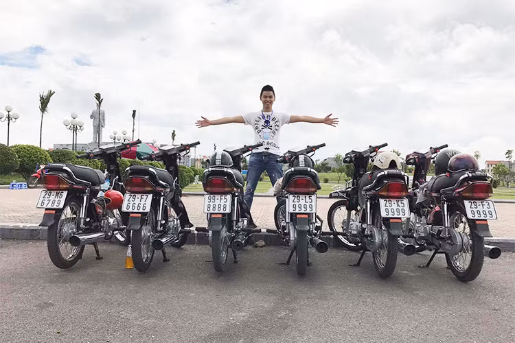 Một dân chơi 9X đến từ Bắc Ninh mới đây phát giá bán cả dàn xe máy Honda Dream II biển "tứ quý" rất đẹp với giá 50.000 USD (1,134 tỷ đồng), ngang với giá của chiếc ôtô Camry hiện nay ở thị trường Việt Nam. Sau khi thông tin được đă lên mạng xã hội, nó đã khiến nhiều người cảm thấy thích thú và tìm hiều để hỏi mua những chiếc xe biển độc này.