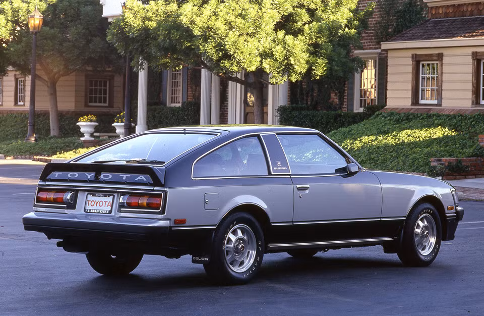 Ngày 1/1/1979, mẫu xe ôtô Toyota Supra được ra mắt tại thị trường Mỹ với mức giá hơn 10.000 USD. Phiên bản đầu tiên này sở hữu khối động cơ 6 xi-lanh dung tích 2,6 lít với công suất 110 mã lực cùng mô-men xoắn 136 Nm. Bên cạnh đó, Celia Supra 1979 còn được trang bị hộp số tay 5 cấp và tùy chọn 4 tốc độ.