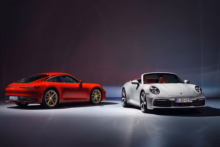 Mẫu xe thể thao Porsche 911 Carrera Coupe và Convertible mới sẽ được phân phối tới thị trường Mỹ vào đầu năm tới, cả hai đều sử dụng động cơ tăng áp kép 3.0 lít 6 xi-lanh, sản sinh công suất 379 mã lực và mô-men xoắn cực đại 449Nm.