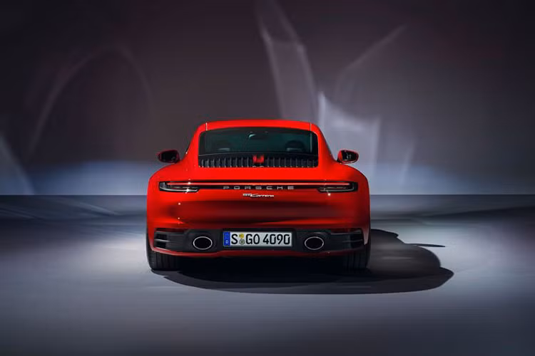 Ngoài các bánh xe nhỏ hơn, những chiếc Carrera cơ sở mới cũng có hệ thống ống xả tinh chỉnh với hai ống xả đơn hình chữ nhật ở hai đầu, ở các phiên bản S, xe được trang bị ống xả kép mỗi bên.