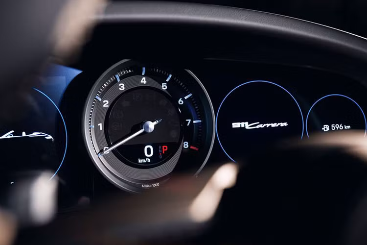 Về phong cách ngoại thất, 911 Carrera Coupe và Convertible cấp thấp cơ bản vẫn giống với Carrera S và 4S, tuy nhiên, các mẫu xe cơ sở mới chỉ có la-zăng 19 inch ở phía trước và 20 inch ở phía sau, đi kèm là các đĩa phanh đục lỗ kích thước 13 inch và kẹp 4 piston màu đen.