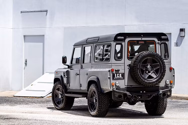 Bắt đầu từ ngoại thất, ECD đã trang bị cho Defender phiên bản wagon 5 cửa bộ widebody tới từ hãng Kahn Design, khiến chiếc xe có vẻ ngoài cơ bắp hơn nhưng vẫn giữ được nét đặc trưng của xe nguyên bản.