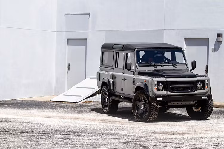 Với sự trợ giúp của các xưởng độ, những fan hâm mộ Defender đã phải tìm tới các xưởng độ để có thể "lột xác" toàn diện về mọi mặt cho mẫu SUV biểu tượng này. Một trong những tên tuổi nổi tiếng nhất trong lĩnh vực nâng cấp Defender là hãng ECD (East Coast Defender) Automotive Design nằm tại Florida, Mỹ, có khả năng biến hóa toàn diện dòng SUV Land Rover Defender với phong cách "siêu chất"