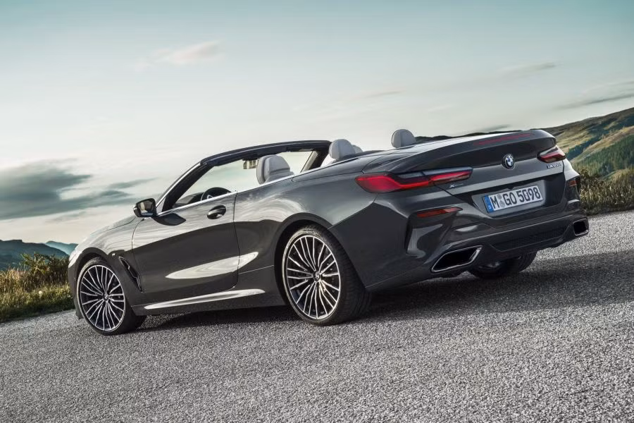 Các tính năng hiệu suất đáng chú ý khác trên BMW 840i 2020 gồm có lẫy chuyển số gắn trên vô lăng, kiểm soát khởi động, bộ vi sai chống trượt M Sport cho các bản dùng dẫn động cầu sau, bộ giảm chấn Dynamic Damper Control và hệ thống lái chủ động Integral Active Steering (là trang bị tiêu chuẩn trên các xe AWD).