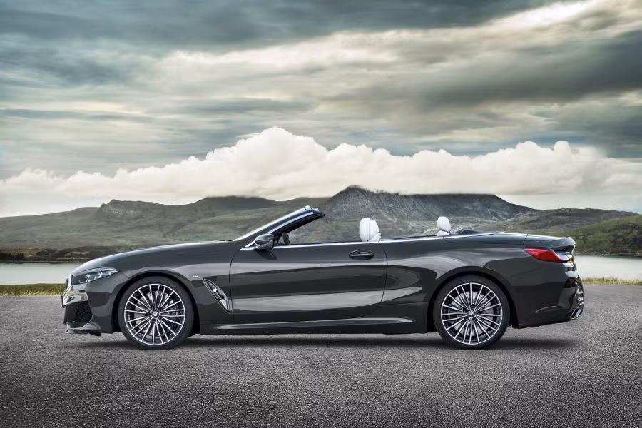Theo kế hoạch, xe sẽ được mở bán tại Mỹ vào tháng 9 năm nay, giá BMW 840i 2020 khởi điểm từ 87.900 USD (khoảng 2,04 tỷ đồng) cho bản Coupe và 97.400 USD (khoảng 2,26 tỷ đồng) cho bản Convertible tiêu chuẩn. Hai mức giá bán tương tự với 840i AWD là 90.800 USD và 100.300 USD (khoảng 2,11 và 2,33 tỷ đồng).