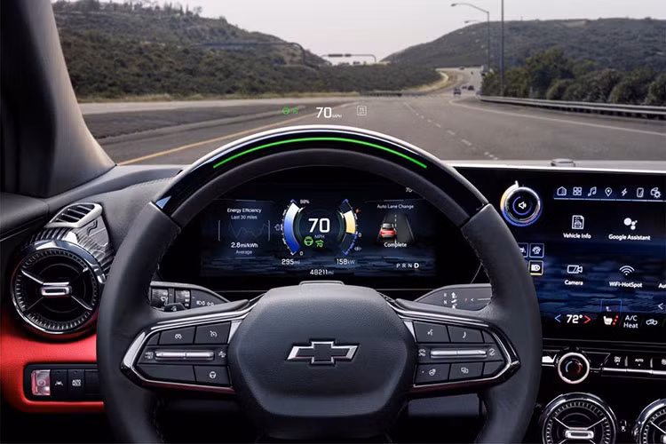 Xe được trang bị tiêu chuẩn với bộ công nghệ Chevy Safety Assist, bao gồm các tính năng như phanh khẩn cấp tự động, cảnh báo va chạm phía trước, phanh khẩn cấp khi phát hiện người đi bộ phía trước, hỗ trợ giữ làn đường với cảnh báo chệch làn đường và đèn pha thông minh. Hệ thống phanh tự động khi lùi và hỗ trợ đỗ xe cũng có sẵn. 