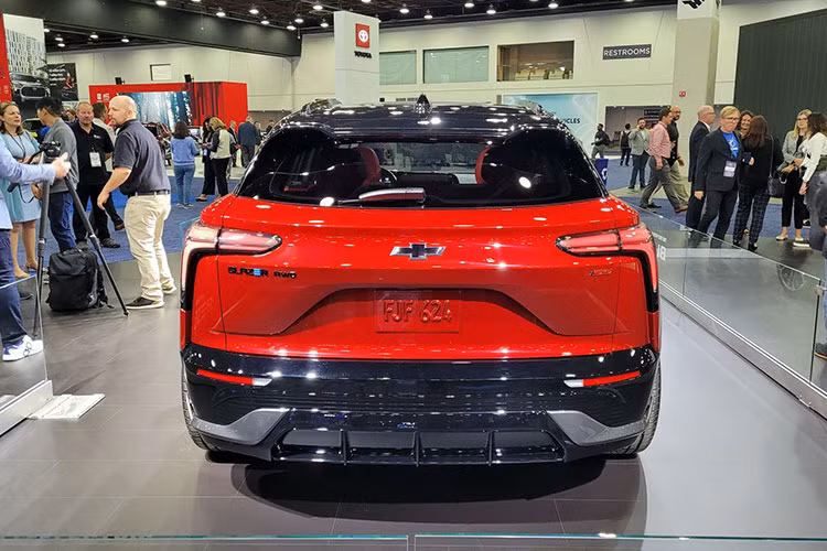 Về ngoại hình, mỗi biến thể Chevrolet Blazer EV 2023 chạy điện có ngoại hình độc đáo riêng. Các bản LT có ngoại thất 1 màu và bánh xe 19 inch tiêu chuẩn, trong khi RS đi theo hướng thể thao hơn khi được phân biệt bằng lưới tản nhiệt màu đen, tấm ốp đen bóng và các mép hông khí động học, xe cũng có la-zăng 21 inch, biểu tượng "chiếc nơ" được chiếu sáng và thanh đèn trung tâm được đặt hai bên bởi đèn pha LED. 