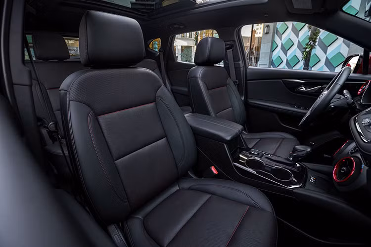 Các phiên bản RS và SS thậm chí còn có nhiều tính năng hơn bên trong cabin. RS có các đường chỉ khâu tương phản màu xanh lam và đỏ, còn SS là sự kết hợp của các điểm nhấn màu đỏ Adrenaline và màu cam Argon. Những biến thể này có vô lăng đáy phẳng và các cửa gió điều hòa giống như tuabin, đi kèm với ghế trước có sưởi và thông gió.