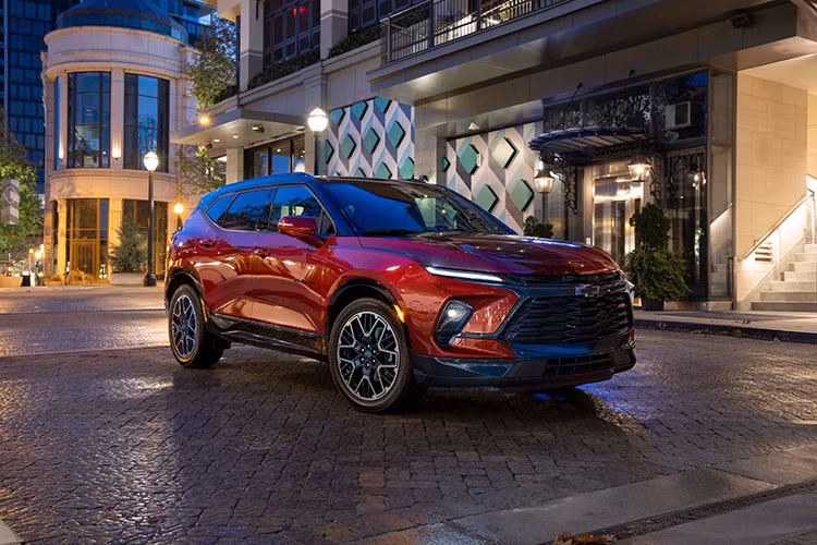 Mức giá xe Chevrolet Blazer EV 2023 lần lượt là 47.595 USD và 51.995 USD. Sau đó, đến cuối năm phiên bản SS sẽ được tung ra thị trường với giá từ 65.995 USD. Phiên bản 1LT dự kiến được bán ra vào quý đầu tiên của năm 2024 với giá từ 44.995 USD. Chevrolet Blazer EV là mẫu SUV cỡ trung, đối thủ cạnh tranh với VinFast VF8 ngay trên đất Mỹ.