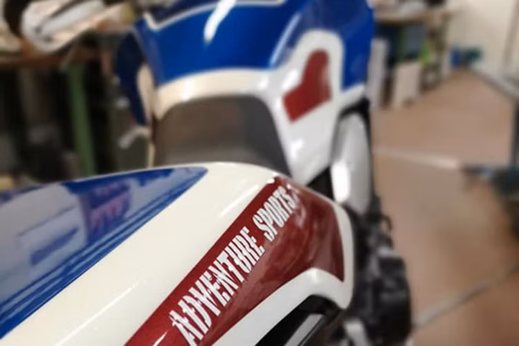 Nằm giữa cặp phuộc vẫn là mâm 5 cây nguyên bản của Honda CB1000R thế hệ mới với đường kính 17 inch, nhưng nó được Honda Brivemo đã tối giản hệ thống phanh chỉ còn 1 đĩa và kèm theo heo Adelin 4 piston.