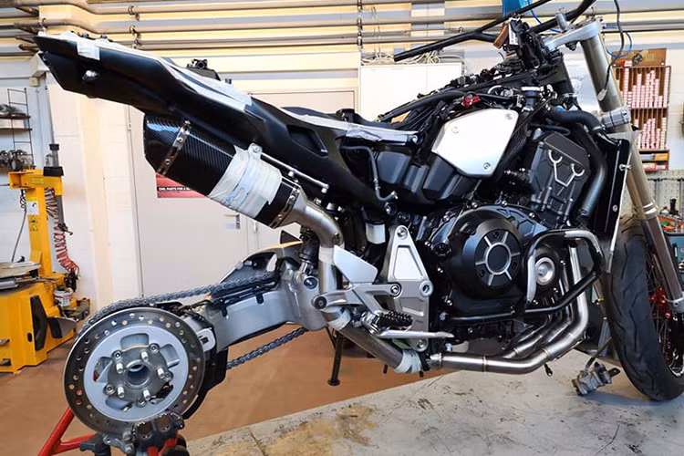 Được đặt tên là "Africa Four", về cơ bản chiếc Honda CB1000R độ cào cào đặc biệt này đã được Honda Brivemo thay đổi hoàn toành phần đầu và đuôi để trở thành một chiếc motocross thực sự đầy mạnh mẽ.