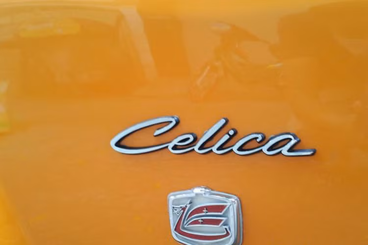 Toyota Celica là mẫu xe cổ điển đời 7x được các tay độ tại Nhật Bản rất ưa chuộng vì ngoại hình dễ độ và rất bắt mắt. Đã có rất nhiều bản độ ấn tượng được thực hiện trên những chiếc Celica gây sự chú ý trong giới mê xe.