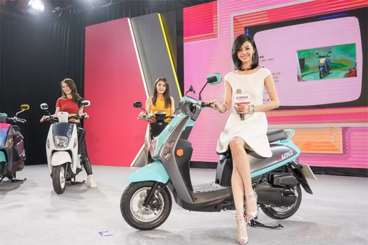 Mẫu xe tay ga Cuxi 2018 được Yamaha tại Đài Loan hướng tới phân khúc dành cho các cô gái trẻ sử dụng trong đô thị. Vì vậy, xe có thiết kế thời trang, màu mè với các đường nét cong, tròn mềm mại. Xe với đa dạng màu sắc màu sắc, bao gồm; xám xanh, xanh vàng, đen đỏ và xám đen đỏ, xám xanh thẫm, trắng xanh và đen vàng.
