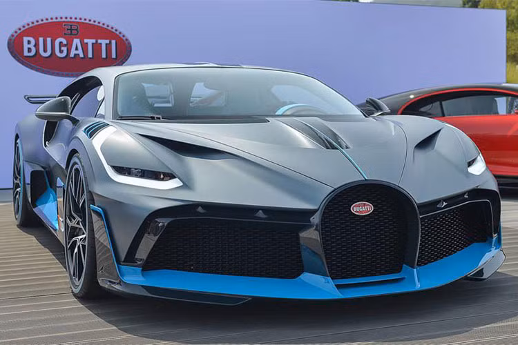 Ngoài ra, các nhà thiết kế của hãng siêu xe Bugatti còn đặc biệt chú ý đến mui xe và biến nó trở thành một ống dẫn khí NACA hiệu quả. Phần mui kết hợp với nắp capo được thiết kế đặc biệt, đảm bảo lượng không khí lớn đi vào khoang động cơ để làm mát cỗ máy W16 8,0 lít.