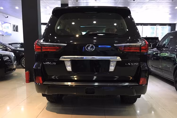 Trong khi đó, cản sau mở rộng và những đường dập nổi xuyên suốt từ logo Lexus tới cụm đèn hậu LED hình chữ L mạ chrome. Phiên bản LX570 mới cũng dài hơn 60mm so với bản cũ, nâng chiều dài tổng thể xe lên 5.065mm, giúp gia tăng cảm quan về sự mạnh mẽ và vững chắc.