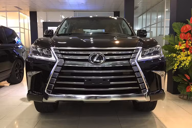 Ngoài ra trên mẫu xe hạng sang này, nó còn được thương hiệu xe sang đình đám Lexus trang bị gương chiếu hậu chống chói, sấy và tự động cụp khi lùi xe được tích hợp đèn báo rẽ LED, camera, đèn soi chân LED, chức năng nhớ vị trí và hiển thị chức năng cảnh báo điểm mù BSM.