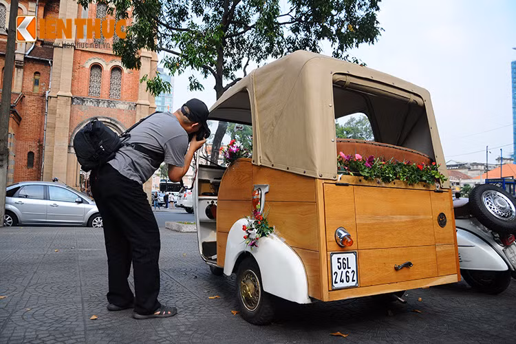 Tại Việt Nam, mẫu Vespa APE 150 Calessino cũng chỉ đếm trên đầu ngón tay và chỉ còn vài chiếc có thể sử dụng được. Chiếc xe của anh Dũng đang sở hữu là một trong số đó.